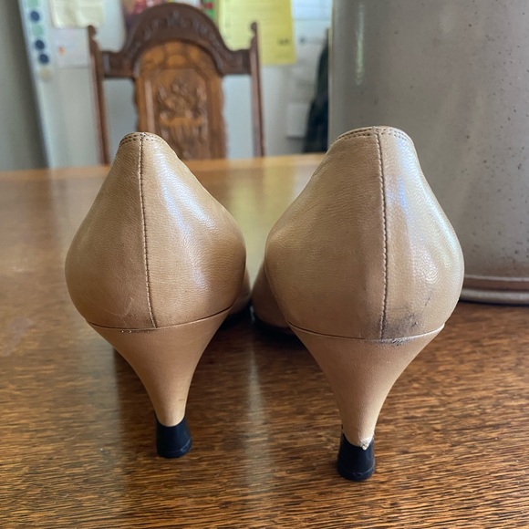 CHANEL Vintage Classic Cap Toe Two Toned Leather Kitten Heels Pumps | Size 9 - Picture 5 of 7